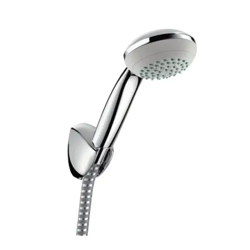Hansgrohe Duschkopf mit ergonomischem Griff, an einem Halter montiert, verbunden mit einem flexiblen Schlauch. Chromoberfläche, schlichtes Design.